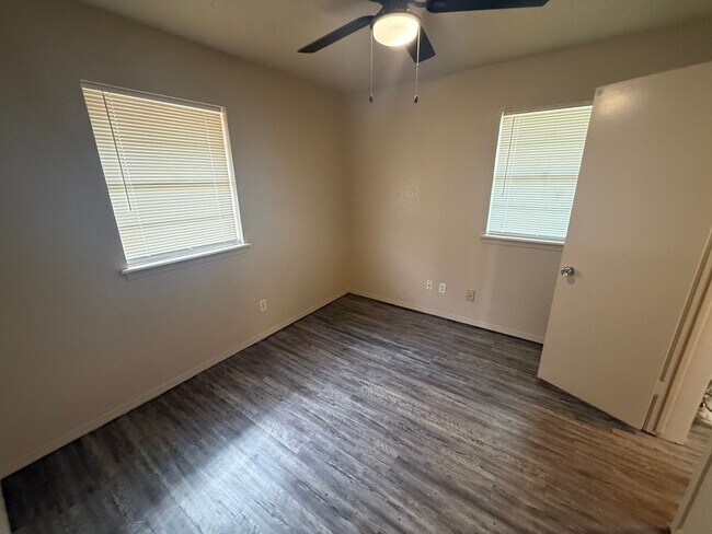 Building Photo - New paint and appliances, luxury vinyl plank and a fenced yard, these 3 beds 1.5 bath is ready fo...