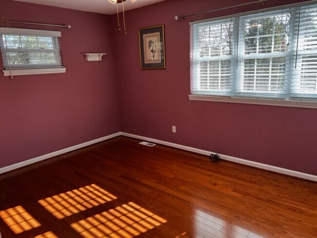 Building Photo - Oak Ridge 37830 - 3 bedroom, 1.5 bath home upstairs with basement bonus room - Call Troy Adams 86...