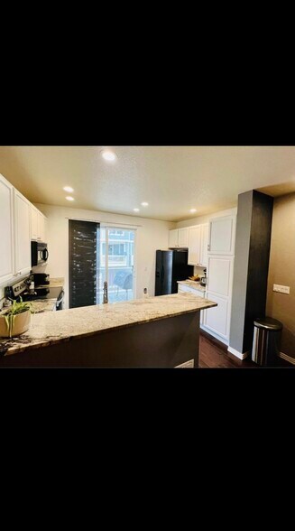 Building Photo - 9362 Amison Cir