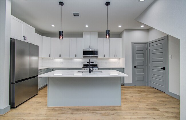 Building Photo - 835 S Victory Dr