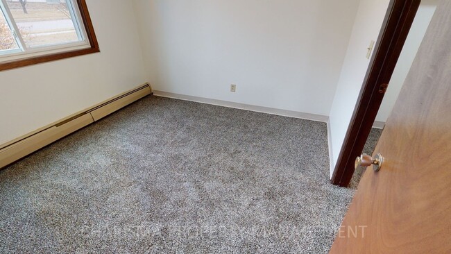 Building Photo - SPACIOUS ONE BEDROOM UNIT, GREAT LOCATION ...