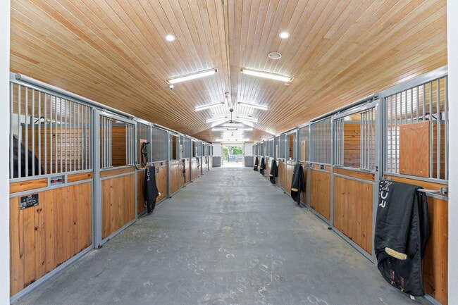 Building Photo - 13155 Southfields Rd