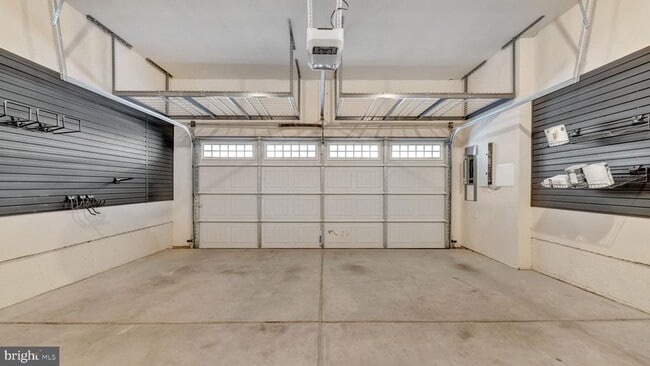 Building Photo - 513 Riversail Ln