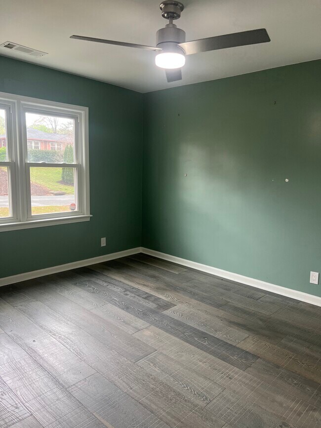 Building Photo - 1371 Stephens Dr NE