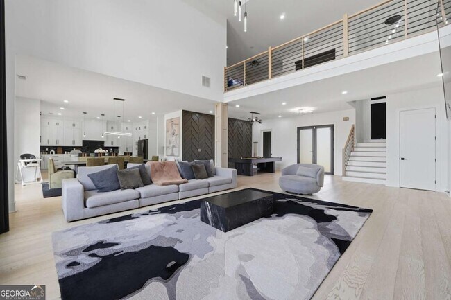 Building Photo - 556 Versailles Dr