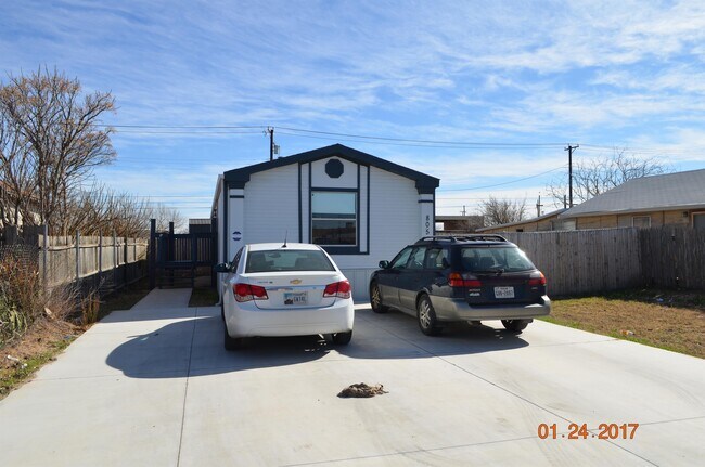 Building Photo - 805 S Weatherford St