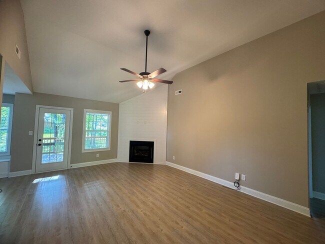 Building Photo - Gorgeous Single Family Home In Clarksville