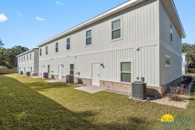 Building Photo - Stunning 3 Bedroom Townhome in a Gated Com...