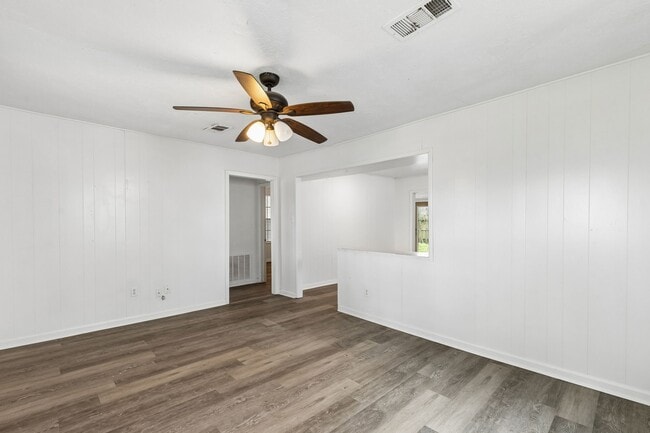 Building Photo - 2326 28th Ave N