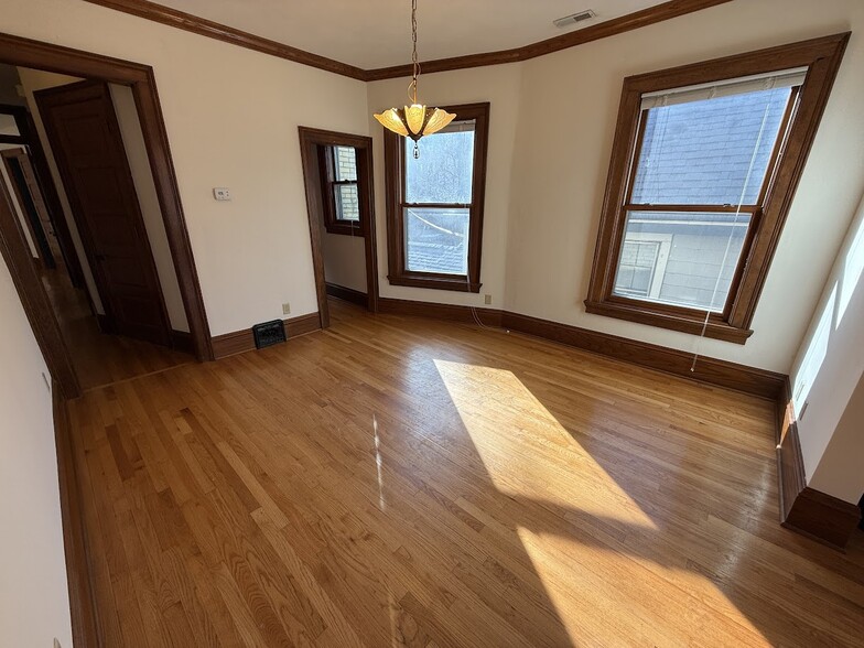 Building Photo - 125 E Johnson St