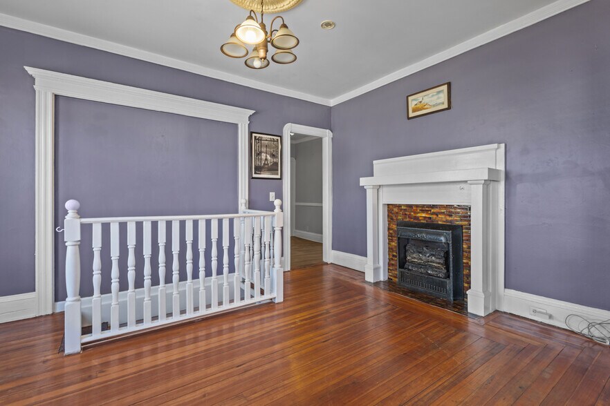 Building Photo - 10 Bainbridge Ave