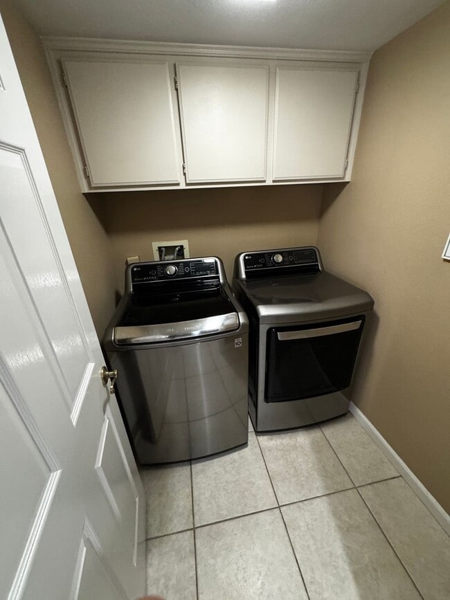 Building Photo - BEAUTIFUL 2 STORY 4 BD, 3 BATH, 3 CAR GARAGE, WITH POOL!