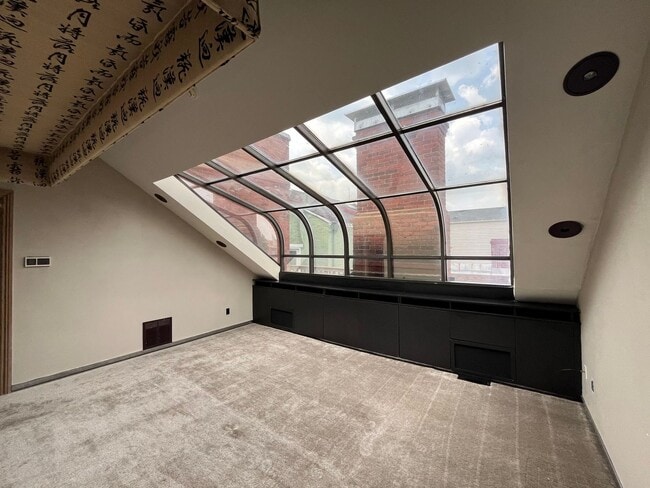 Building Photo - 200 W North Ave