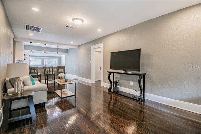 Building Photo - "Charming 3-Bed, 2-Bath Gem in Tampa's Heart - 1244 Sq Ft of Comfort Awaits!"