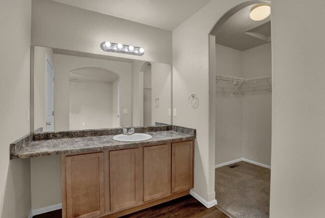 Building Photo - Oct Rent Free. 2 Bed 2.5 Bath 1 Car. Mins ...