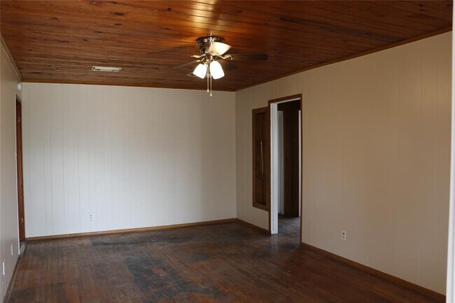 Building Photo - 502 W 8th St