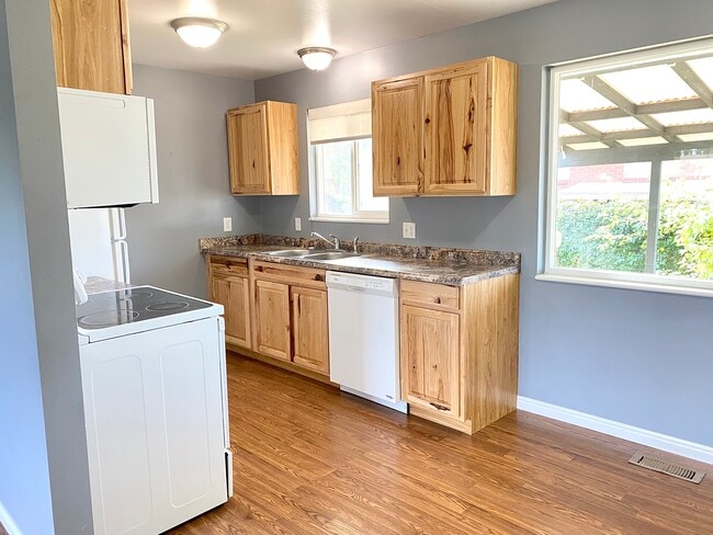 Building Photo - Roy West Duplex