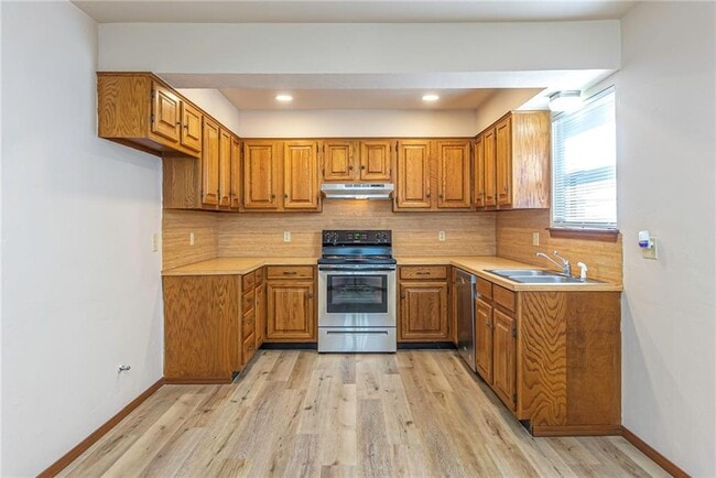 Building Photo - 904 Oakwood Dr