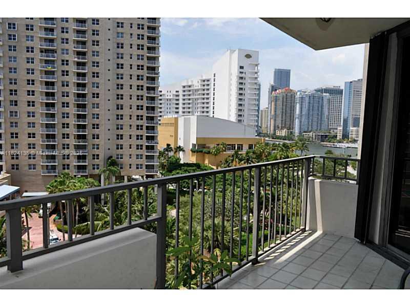 Building Photo - 520 Brickell Key Dr