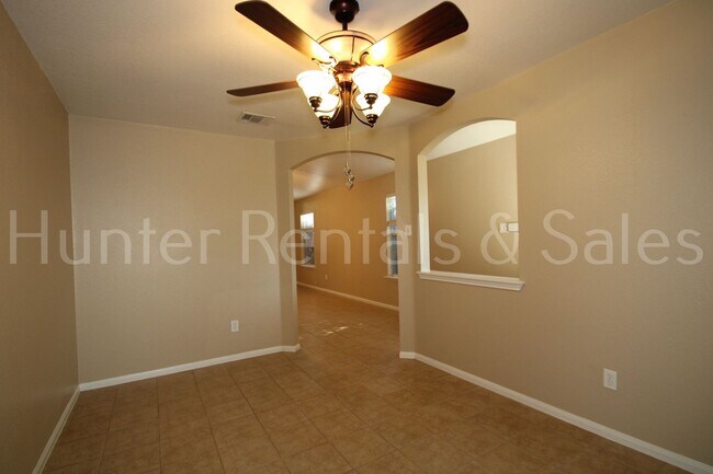 Building Photo - 505 Vega Ln