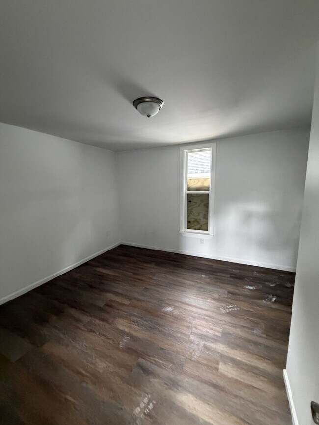 Building Photo - Spacious 4-Bedroom, 2-Bath House – Unfurnished