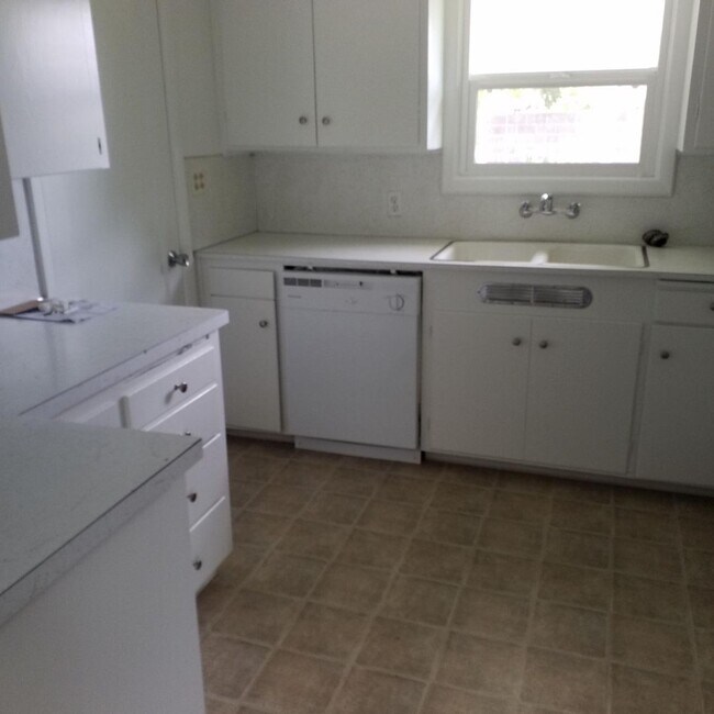 Building Photo - Pending Applications! Charming 3-Bedroom Home