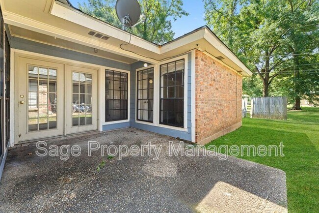 Building Photo - 1142/1144 Willow Creek Dr