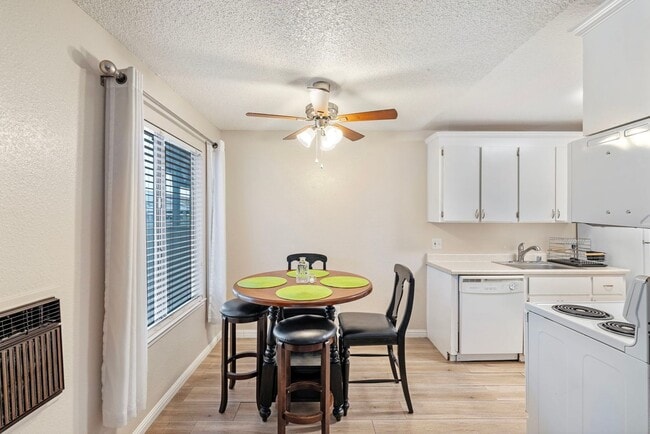 Building Photo - Fully Furnished 1BR/1BA Condo in Carson City