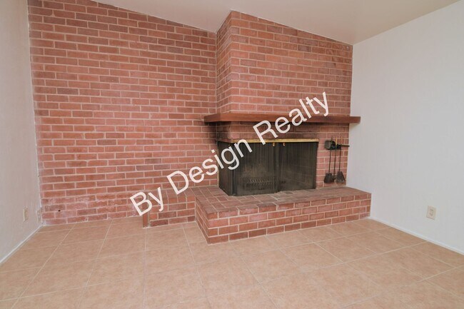 Building Photo - Spacious 3 Bed 2 Bath Eastside Home w/Huge Yard & Fireplace