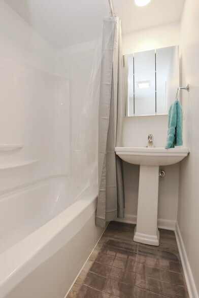 Full Bathroom - 508 Wellham Ave