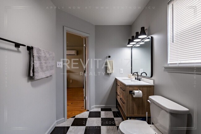 Building Photo - Fully Furnished Townhome w/ Private Garage