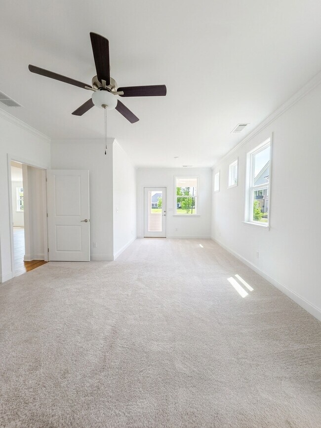 Building Photo - 384 Yardley Ln