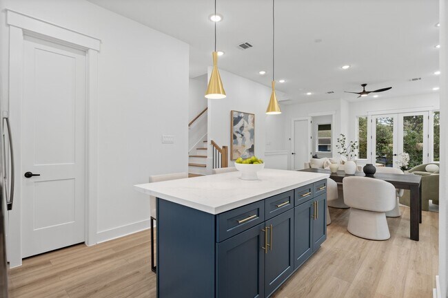 Building Photo - 717 Janisch Rd