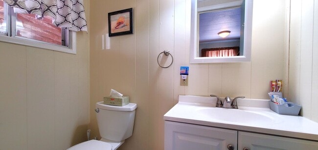 Building Photo - Charming 3-Bedroom, 1.5-Bathroom Fully Fur...