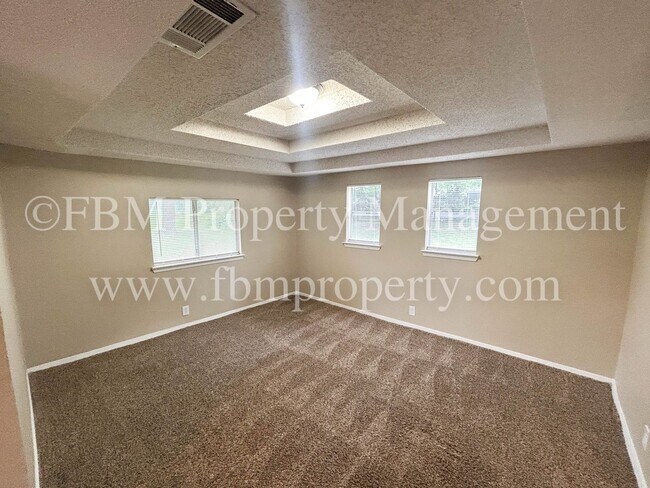 Building Photo - 713 Phillips Dr