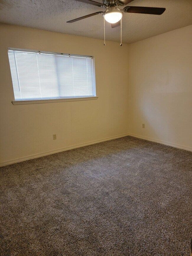 Building Photo - 6411 Frondosa Dr