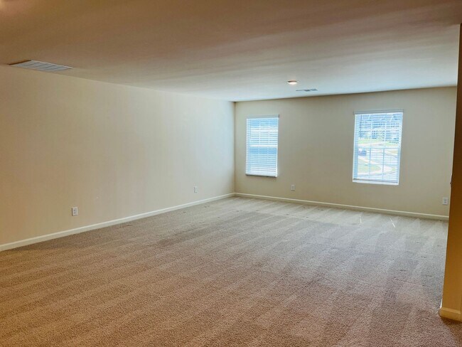 Building Photo - WOW! 5 bedrooms, 4.5 baths with a guest be...
