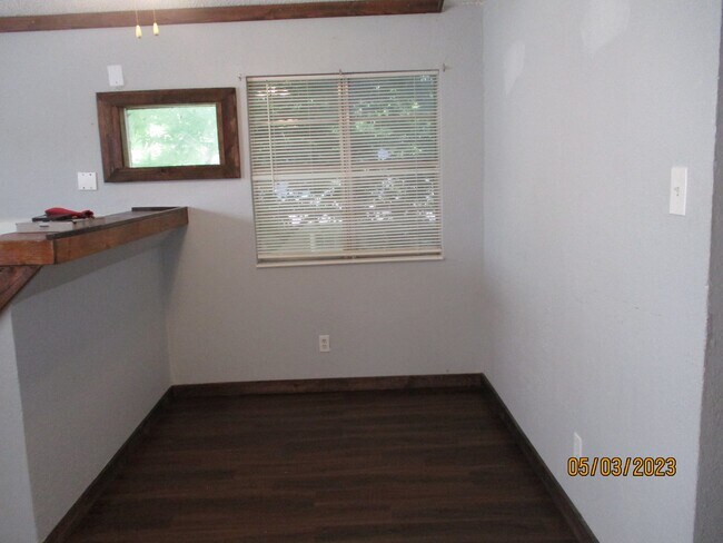 Building Photo - 1210 N Oak St