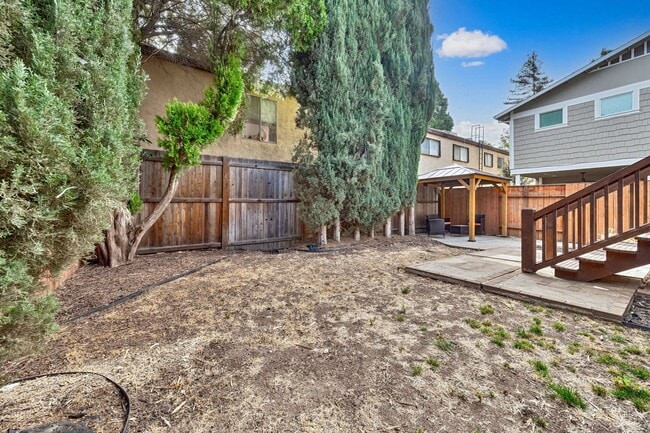 Building Photo - Fully Updated 2BR/2BA Victorian with Priva...