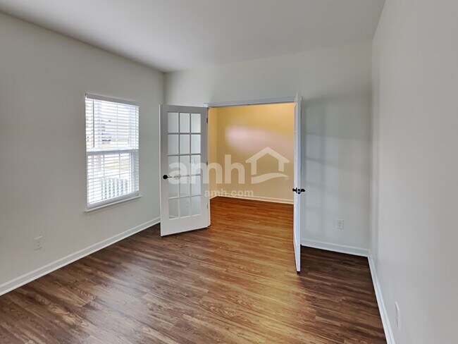 Building Photo - 2215 Ambergate Dr