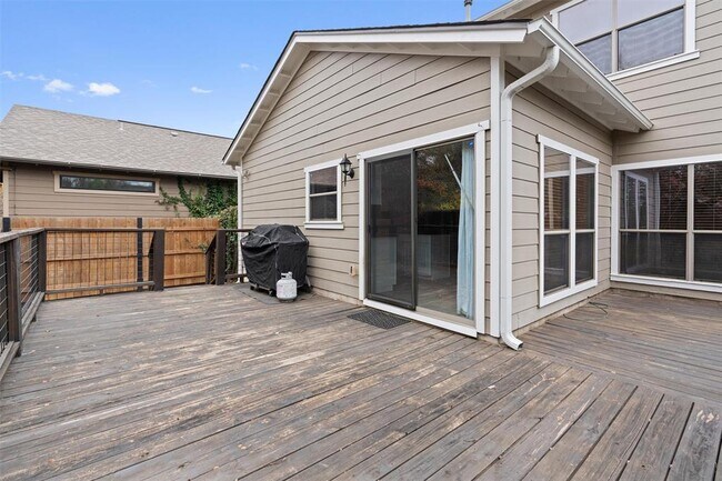 Building Photo - 2240 Independence Dr