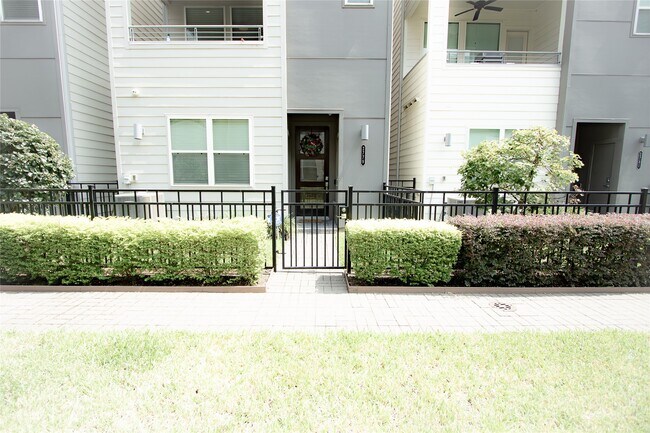 Building Photo - 2779 Clinton Dr