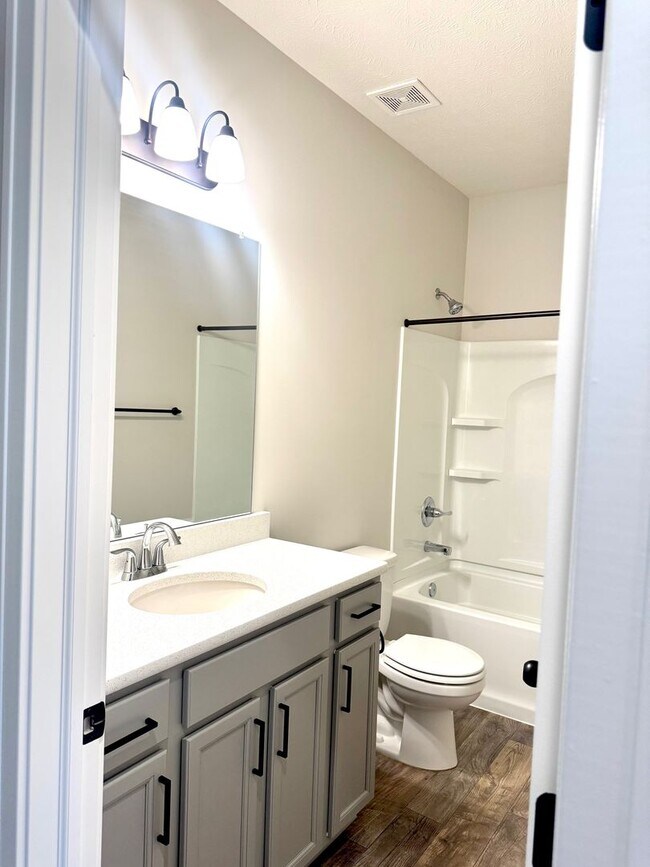 Building Photo - Spacious Ranch Home  5 Bedrooms  3 Bathrooms  3,163 Finished Sq Ft