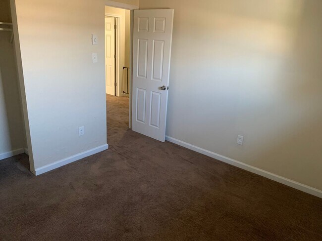Building Photo - 3 Bedroom 1.5 Bathroom's