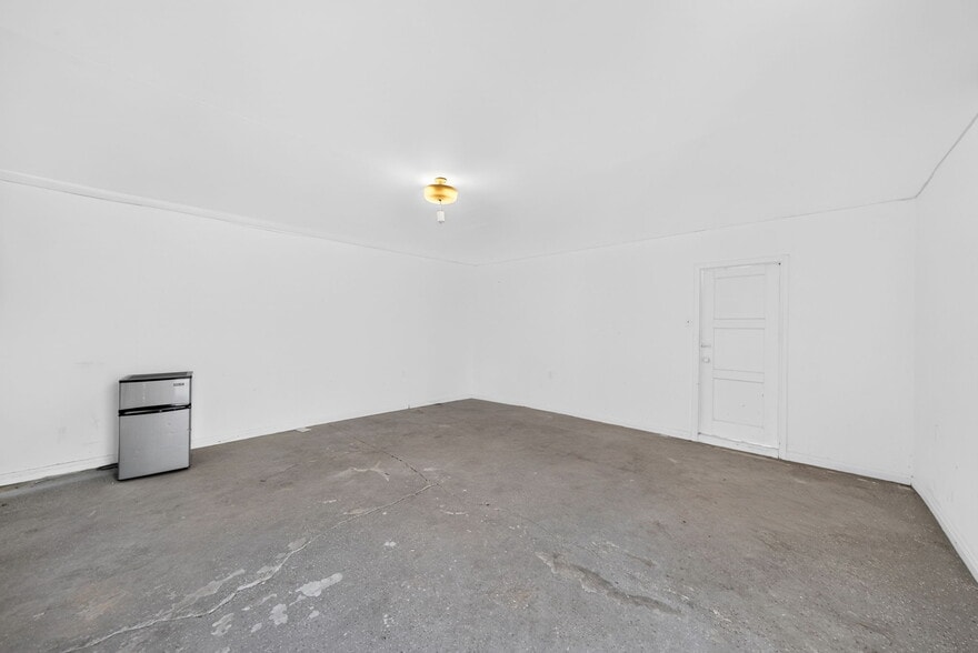 Building Photo - 10817 Charnock Rd