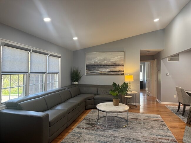 Building Photo - 50 Falls Bridge Dr