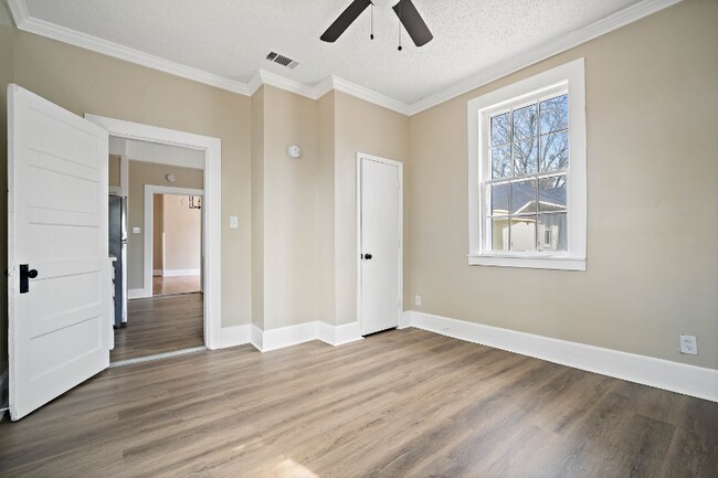Building Photo - 1153 Caroline Ave