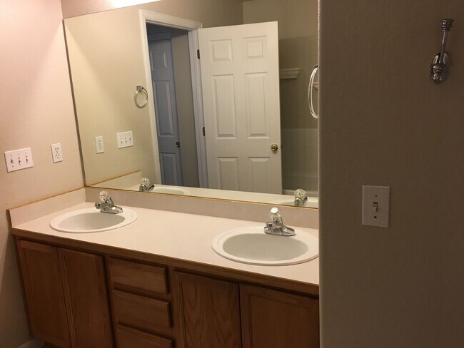 Building Photo - Lake Side Denver Townhome