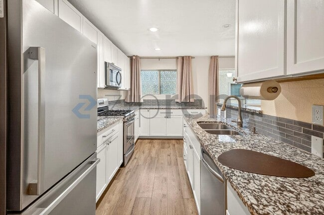 Building Photo - 10215 Variel Ave