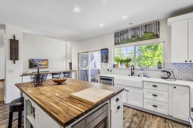Building Photo - 2157 Maples Pl